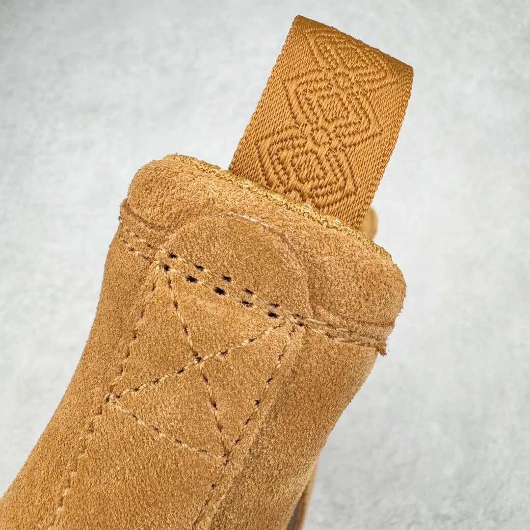 Pick up locally 💰640 UGG 2050 Chelsea men's autumn and winter sheepskin and fur integrated snow boots. All shoes are made from the same factory as ZP. Longfeng A-grade Australian imported sheepskin and fur integrated men's boots. Brand OEM production line. Fully follow the ZP process. Original pattern maker of the OEM. Adhering to the principle of no original shoes and no development selection. Pay attention to every detail. The most authentic version on the market. TREADLITE "Light Wing" technology outsole. Lightweight/durable/flexible/pile size: 40 41 42 43 44 45 Coding: by3936050